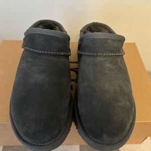 Women’s UGG classic slipper